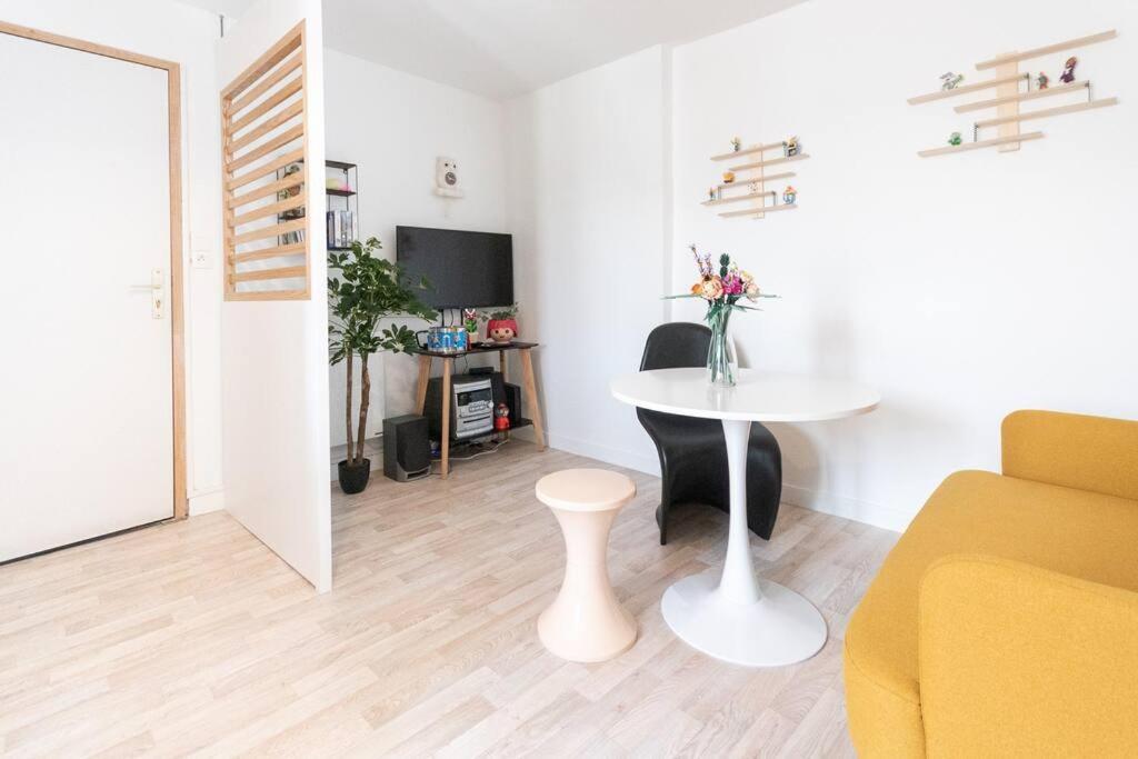 Souvenirs D'Enfance-La Bonne Marienne-La Madeleine Apartment Angers Bagian luar foto